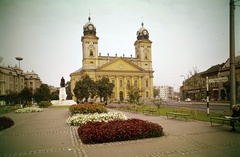 Magyarország, Debrecen, Kossuth tér, Kossuth-szoborcsoport és a Református Nagytemplom., 1969, Inkey Tibor, színes, virágágyás, Fortepan #120947