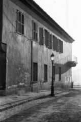 Magyarország, budai Vár, Budapest I., Kapisztrán tér - Tóth Árpád sétány sarka., 1960, Kurutz Márton, utcakép, erkély, gázlámpa, zsalugáter, Budapest, Fortepan #12098