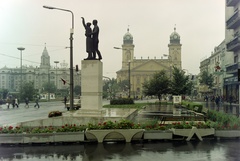 Magyarország, Debrecen, Piac utca (Vörös Hadsereg útja), Felszabadulási emlékmű (később Debreceni család) Pátzay Pál 1967-ben felavatott alkotása. Háttérben a Református Nagytemplom., 1972, Inkey Tibor, szobor, villamos, cipőbolt, Fortepan #120986