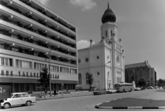 Magyarország, Kecskemét, Szabadság tér, középen a Tudomány és Technika Háza, korábban zsinagóga, háttérben a Cifra-palota., 1970, Inkey Tibor, Ikarus 66, Trabant 601, Polski Fiat 125p, Wartburg 353, Fortepan #121003