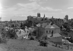 Magyarország, Veszprém, a Szent lászló-templom kertje, szemben a Vár, előtérben a Davidikum háromszintes épülete., 1977, Inkey Tibor, Fortepan #121006