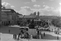 Magyarország, Eger, Dobó tér, filmforgatás Dobó István szobra (Stróbl Alajos, 1907.) és a Városháza előtt. Távolban a Főszékesegyház látható., 1967, Inkey Tibor, filmforgatás, Fortepan #121017