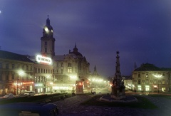 Magyarország, Pécs, Széchenyi tér a Dzsámi elöl a Városháza felé nézve, előtérben a Szentháromság-szobor., 1967, Inkey Tibor, színes, Fortepan #121042