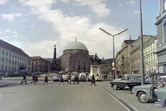 Magyarország, Pécs, Széchenyi tér, a Szentháromság-szobor és Hunyadi János szobra mögött a Dzsámi., 1967, Inkey Tibor, színes, gyalogátkelő, Fortepan #121043