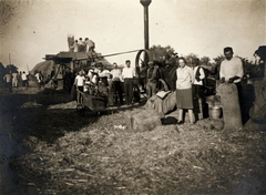 Magyarország, Előszállás, Hofherr-Schrantz-Clayton-Shuttleworth cséplőgép és tüzesgép., 1934, Jankovich Emma, csoportkép, életkép, gőzgép, cséplőgép, vödör, zsák, cséplés, dézsa, lokomobil, Fortepan #121055