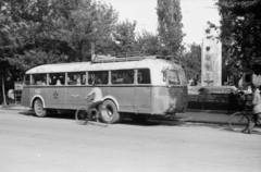 Magyarország, Szolnok, Hősök tere., 1954, Kurutz Márton, kerékpár, autóbusz, emlékmű, francia gyártmány, MÁVAUT-szervezet, Chausson-márka, szovjet emlékmű, Fortepan #12114