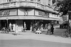 Magyarország, Szolnok, Baross (Beloiannisz) út, Madas-ház., 1954, Kurutz Márton, kerékpár, babakocsi, árleszállítás, életkép, vörös csillag, ruhaüzlet, Fortepan #12115