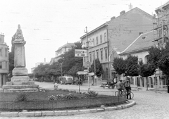 Magyarország, Szolnok, Szabadság tér., 1954, Kurutz Márton, autóbusz, szobor, emlékmű, tér, útjelző tábla, kerékpár, Fortepan #12121