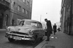 Magyarország, Budapest V., Dorottya utca, a háttérben (halványan) a Magyar Tudományos Akadémia épülete., 1957, Kurutz Márton, német gyártmány, Opel-márka, automobil, rendszám, Opel Kapitän, Budapest, Fortepan #12143