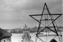 Magyarország, Budapest I., Clark Ádám tér, az Alagút tetején álló csillag hátulról, alatta a Széchenyi Lánchíd., 1958, Kurutz Márton, vörös csillag, Duna, Budapest, függőhíd, William Tierney Clark-terv, geometria, Fortepan #12154