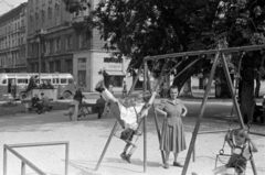 Magyarország, Budapest V., Erzsébet (Engels) tér, szemben a József Attila utca - Sas (Guszev) utca sarok. Balra a Népdal című szobor (Horvay János, 1929.)., 1958, Kurutz Márton, játszótér, autóbusz, hinta, városkép, Ikarus-márka, pad, Ikarus 30, Budapest, Fortepan #12156