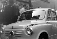 Magyarország, Budapest V., Kossuth Lajos utca, Fiat 600-as személygépkocsi a Ferencesek templománál., 1957, Kurutz Márton, kalap, nyakkendő, utcakép, Fiat-márka, olasz gyártmány, buszmegálló, kíváncsiság, automobil, rendszám, Fiat 750, Fiat 600, Budapest, Fortepan #12159