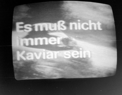 Magyarország, az Es muß nicht immer Kaviar sein (Nem kell mindig kaviár) című német filmsorozat Wenn die Eisbären flügge werden (Amikor a jegesmedvék felcseperednek) címet viselő 3. epizódjának záróképe., 1982, Fortepan, szórakozás, televízió, képernyőfotó, Fortepan #1217