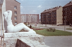 Magyarország, Uránváros, Pécs, Esztergár Lajos utca (39-es dandár út) az Olympia étterem előtt. Napbanéző szobor (Borsos Miklós)., 1962, G K, színes, szobor, lakótelep, lámpaoszlop, neon lámpa, meztelen alak, Fortepan #12179