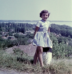 Magyarország, Balatonalmádi, kilátás a Töltés utca környékéről., 1961, G K, portré, színes, mosoly, kislány, gyerek, nyári ruha, Fortepan #12186