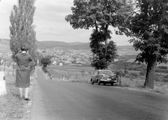 Szlovákia, Lőcse, a város irányába készült látkép, távolban a Szent Jakab templom tornya látszik. Opel Rekord 1958 típusú személygépkocsi., 1961, G K, Csehszlovákia, német gyártmány, Opel-márka, országút, fotózás, hölgy, automobil, Opel Rekord, rendszám, Opel Rekord P1, kosztüm, Fortepan #12199