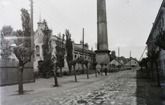 Magyarország, Óbuda, Budapest III., Óbudai Hajógyár, a bejáratától balra eső tér. Balra a villamossági központ (korábban kazánház), jobbra a központi irodaépület. Leltári jelzet: MMKM TFGY 2017.2.306., 1927, Magyar Műszaki és Közlekedési Múzeum / Történeti Fényképek Gyűjteménye / Óbudai Hajógyár gyűjteménye, Budapest, Fortepan #122148