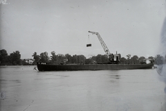 Hungary, Óbuda, Budapest III., a rakodódaruval felszerelt DDSG S.V.A. 15 uszály a Dunán. Leltári jelzet: MMKM TFGY 2017.2.308., 1930, Magyar Műszaki és Közlekedési Múzeum / Történeti Fényképek Gyűjteménye / Óbudai Hajógyár gyűjteménye, barge, Budapest, Fortepan #122150