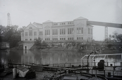 Magyarország, Óbuda, Budapest III., Óbudai Hajógyár, Hajógyári-öböl, az előtérben két vontató gőzhajó részletei láthatóak, túlparton a raktárház. MMKM TFGY 2017.2.420., 1932, Magyar Műszaki és Közlekedési Múzeum / Történeti Fényképek Gyűjteménye / Óbudai Hajógyár gyűjteménye, Budapest, Fortepan #122182