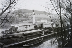 Magyarország, Óbuda, Budapest III., Óbudai Hajógyár, Duna-ág a Hajógyári-sziget mellett. A DDSG Traisen (1884) vontató gőzhajó kórházhajóvá átalakítva. Túlparton a Zichy-kastély. Leltári jelzet: MMKM TFGY 2017.2.495., 1916, Magyar Műszaki és Közlekedési Múzeum / Történeti Fényképek Gyűjteménye / Óbudai Hajógyár gyűjteménye, vöröskereszt, gőzhajó, Budapest, kórházhajó, Fortepan #122231