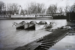 Magyarország, Óbuda, Budapest III., Óbudai Hajógyár, katonai, kétcsavaros vontató motoroshajók a Hajógyári-öbölben. Háttérben a DDSG Wien (1912) személyszállító gőzhajó és a Berta nevű uszály, valamint jobbra egy úszódokk részlete. Leltári jelzet: MMKM TFGY 2017.2.511., 1916, Magyar Műszaki és Közlekedési Múzeum / Történeti Fényképek Gyűjteménye / Óbudai Hajógyár gyűjteménye, uszály, gőzhajó, horgony, Budapest, úszódokk, Fortepan #122245