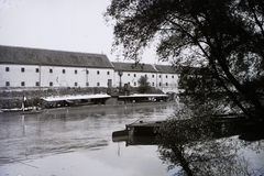 Magyarország, Óbuda, Budapest III., Óbudai Hajógyár, Duna-ág a Hajógyári-sziget mellett, SMS Maros monitor (épült: 1871.). Háttérben a Zichy-kastély és a szentendrei HÉV villamosított vonala. Leltári jelzet: MMKM TFGY 2017.2.513, 1916, Magyar Műszaki és Közlekedési Múzeum / Történeti Fényképek Gyűjteménye / Óbudai Hajógyár gyűjteménye, HÉV, Budapest, Fortepan #122247