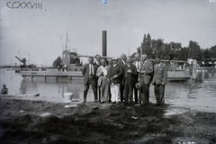 Magyarország,Balaton, Siófok, a Somogy (1928) dízelmotoros kotróhajó vízre bocsátás után a sólyatéri öbölben. Előtte a Földművelésügyi Minisztérium, a Székesfehérvári Kulturmérnöki Központ és az építést végző hajógyár képviselői. Középen fehér sapkában Kaáli Nagy Dezső, a Balatoni Kikötők Magyar Királyi Felügyelőségének vezetője. Leltári jelzet: MMKM TFGY 2017.2.543., 1928, Magyar Műszaki és Közlekedési Múzeum / Történeti Fényképek Gyűjteménye / Óbudai Hajógyár gyűjteménye, kotróhajó, Fortepan #122259