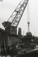 Magyarország, »Háromdugattyús Guldner motor bedaruzása egy vontató gőzhajóra az Óbudai Hajógyárban 1935. aug. 21-én.« Leltári jelzet: MMKM TFGY 2017.2.607., 1935, Magyar Műszaki és Közlekedési Múzeum / Történeti Fényképek Gyűjteménye / Óbudai Hajógyár gyűjteménye, felirat, daru, Schlick-márka, Fortepan #122288