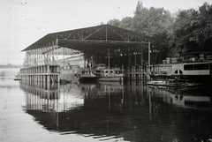 Magyarország, Óbuda, Budapest III., Óbudai Hajógyár, Hajógyári-öböl, szovjet jóvátételre gyártott Isjambaj 400 LE-s vontató gőzhajó a hajóvédő csarnokban. Leltári jelzet: MMKM TFGY 2017.2.686., 1951, Magyar Műszaki és Közlekedési Múzeum / Történeti Fényképek Gyűjteménye / Óbudai Hajógyár gyűjteménye, Budapest, gőzhajó, csarnok, Fortepan #122338