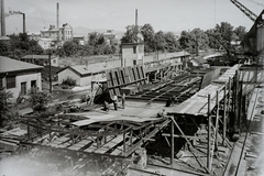 Magyarország, Óbuda, Budapest III., Óbudai Hajógyár, hajóépítés a sólyán, egy daruról fényképezve. A háttérben balra a Szeszgyár épületei. Leltári jelzet: MMKM TFGY 2017.2.690., 1951, Magyar Műszaki és Közlekedési Múzeum / Történeti Fényképek Gyűjteménye / Óbudai Hajógyár gyűjteménye, Budapest, hajóépítés, Fortepan #122340