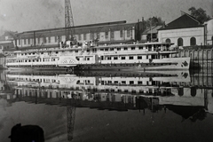 Magyarország, Óbuda, Budapest III., Óbudai Hajógyár, szovjet jóvátételre gyártott K. M. Sztanjukovics 400 LE-s vontató gőzhajó. Leltári jelzet: MMKM TFGY 2017.2.732., 1952, Magyar Műszaki és Közlekedési Múzeum / Történeti Fényképek Gyűjteménye / Óbudai Hajógyár gyűjteménye, Budapest, cirill írás, 737/A-hajó, Fortepan #122372