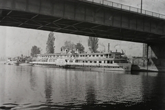 Magyarország, Óbuda, Budapest III., Óbudai Hajógyár, szovjet jóvátételre gyártott 450 LE-s személyszállító gőzhajó az Árpád híd alatt. Leltári jelzet: MMKM TFGY 2017.2.736., 1952, Magyar Műszaki és Közlekedési Múzeum / Történeti Fényképek Gyűjteménye / Óbudai Hajógyár gyűjteménye, Budapest, gőzhajó, Fortepan #122376