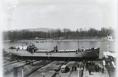 Magyarország, Budapest XIII., Újpesti-öböl, Ganz és Tsa. Villamossági-, Gép-, Waggon- és Hajógyár Rt., a DTRT Szeged (1936) Duna-tengerjáró áruszállító hajó vízrebocsátása.. Leltári jelzet: MMKM TFGY 2017.1.22., 1936, Magyar Műszaki és Közlekedési Múzeum / Történeti Fényképek Gyűjteménye / Ganz gyűjtemény, filmforgatás, ünnepség, automobil, Budapest, Fortepan #122513