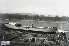 Magyarország, Budapest XIII., Újpesti-öböl, Ganz és Tsa. Villamossági-, Gép-, Waggon- és Hajógyár Rt., a DTRT Szeged (1936) Duna-tengerjáró áruszállító hajó vízrebocsátása.. Leltári jelzet: MMKM TFGY 2017.1.23., 1936, Magyar Műszaki és Közlekedési Múzeum / Történeti Fényképek Gyűjteménye / Ganz gyűjtemény, filmforgatás, automobil, Budapest, Fortepan #122514