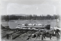 Magyarország, Budapest XIII., Újpesti-öböl, Ganz és Tsa. Villamossági-, Gép-, Waggon- és Hajógyár Rt., a DTRT Szeged (1936) Duna-tengerjáró áruszállító hajó vízrebocsátása.. Leltári jelzet: MMKM TFGY 2017.1.26., 1936, Magyar Műszaki és Közlekedési Múzeum / Történeti Fényképek Gyűjteménye / Ganz gyűjtemény, Budapest, Fortepan #122516