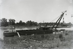 Magyarország, Budapest XIII., Újpesti-öböl, Ganz és Tsa. Villamossági-, Gép-, Waggon- és Hajógyár Rt. MFTR Vásárhelyi Pál (1936) tiszai csavaros vontató gőzhajó; kazán beemelése. Háttérben a Népsziget. Leltári jelzet: MMKM TFGY 2017.1.93., 1936, Magyar Műszaki és Közlekedési Múzeum / Történeti Fényképek Gyűjteménye / Ganz gyűjtemény, Budapest, Fortepan #122538