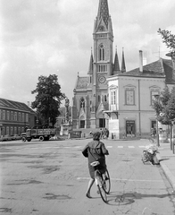 Magyarország, Kőszeg, Fő (Köztársaság) tér, Jézus Szíve-templom., 1972, Baráth Endre, kerékpár, szentháromság szobor, teherautó, orkánkabát, Fortepan #12254