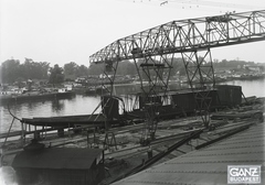 Magyarország, »DTRT TISZA (1937) duna-tengeri áruszállító csavaros motorhajó építése a harmadik héten, háttérben a SFND BRETAGNE, SFND PROVENCE, háttérben CSD SAZAVA (1904).« Leltári jelzet: MMKM TFGY 2017.1.117., 1937, Magyar Műszaki és Közlekedési Múzeum / Történeti Fényképek Gyűjteménye / Ganz gyűjtemény, portáldaru, Fortepan #122553