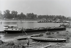 Magyarország, Budapest XIII., Újpesti-öböl, Ganz és Tsa. Villamossági-, Gép-, Waggon- és Hajógyár Rt. IIWC SHELL XVII. számú tankuszály vízrebocsátása után /ép.sz. 1438./. Leltári jelzet: MMKM TFGY 2017.1.153., 1937, Magyar Műszaki és Közlekedési Múzeum / Történeti Fényképek Gyűjteménye / Ganz gyűjtemény, uszály, Budapest, Fortepan #122571