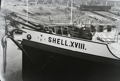 Magyarország, Budapest XIII., Újpesti-öböl, Ganz és Tsa. Villamossági-, Gép-, Waggon- és Hajógyár Rt. IIWC SHELL XVII. számú tankuszály vízrebocsátás után, a horgony csörlőrendszere. Leltári jelzet: MMKM TFGY 2017.1.162., 1937, Magyar Műszaki és Közlekedési Múzeum / Történeti Fényképek Gyűjteménye / Ganz gyűjtemény, uszály, Budapest, Fortepan #122579