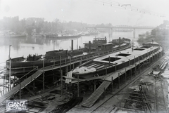 Magyarország, Budapest XIII., Újpesti-öböl, Ganz és Tsa. Villamossági-, Gép-, Waggon- és Hajógyár Rt. A DTRT Tisza (1937) Duna-tengerjáró áruszállító hajó és az MFTR Vásárhelyi Pál (1936) csavaros vontató gőzhajó építése. Leltári jelzet: MMKM TFGY 2017.1.190., 1937, Magyar Műszaki és Közlekedési Múzeum / Történeti Fényképek Gyűjteménye / Ganz gyűjtemény, Budapest, Fortepan #122592