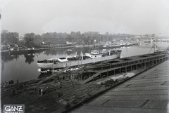 Magyarország, Budapest XIII., Újpesti-öböl, jobbra az Újpesti vasúti híd. Ganz és Tsa. Villamossági-, Gép-, Waggon- és Hajógyár Rt. A DTRT Tisza (1937) Duna-tengerjáró áruszállító hajó vízre bocsátása. Leltári jelzet: MMKM TFGY 2017.1.204., 1937, Magyar Műszaki és Közlekedési Múzeum / Történeti Fényképek Gyűjteménye / Ganz gyűjtemény, Budapest, Fortepan #122602