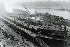 Magyarország, Budapest XIII., Újpesti-öböl, Ganz és Tsa. Villamossági-, Gép-, Waggon- és Hajógyár Rt. Az MFTR Buda (1937) áruszállító csavaros motorhajó (paklishajó) építése a sólyán /ép.sz. 1441./. Leltári jelzet: MMKM TFGY 2017.1.207, 1937, Magyar Műszaki és Közlekedési Múzeum / Történeti Fényképek Gyűjteménye / Ganz gyűjtemény, Budapest, Buda hajó, Fortepan #122603