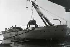 Magyarország, »DTRT TISZA (1937) duna-tengeri áruszállító csavaros motorhajóba behelyezik a 400 HP Jendrassik motort az ÚJPEST (1906) úszódaru.« Leltári jelzet: MMKM TFGY 2017.1.211., 1937, Magyar Műszaki és Közlekedési Múzeum / Történeti Fényképek Gyűjteménye / Ganz gyűjtemény, úszódaru, Fortepan #122605