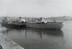 Magyarország, Budapest II., Bem József (Pálffy) téri hajóállomás, DTRT Tisza (1937) Duna-tengerjáró áruszállító hajó. Háttérben a Margit híd. Leltári jelzet: MMKM TFGY 2017.1.213., 1937, Magyar Műszaki és Közlekedési Múzeum / Történeti Fényképek Gyűjteménye / Ganz gyűjtemény, Budapest, Fortepan #122606