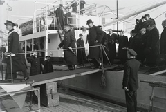 Magyarország, Budapest II., Bem József (Pálffy) téri hajóállomás, DTRT Tisza (1937) Duna-tengerjáró áruszállító hajó, a beszállóhídon Horthy Miklós kormányzó. Leltári jelzet: MMKM TFGY 2017.1.215, 1937, Magyar Műszaki és Közlekedési Múzeum / Történeti Fényképek Gyűjteménye / Ganz gyűjtemény, Budapest, Fortepan #122607