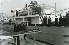 Magyarország, Budapest II., Bem József (Pálffy) téri hajóállomás, DTRT Tisza (1937) Duna-tengerjáró áruszállító hajó. A parancsnoki hídon fent jobbról a harmadik Horthy Miklós kormányzó. Leltári jelzet: MMKM TFGY 2017.1.218., 1937, Magyar Műszaki és Közlekedési Múzeum / Történeti Fényképek Gyűjteménye / Ganz gyűjtemény, Budapest, Fortepan #122611