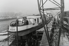 Magyarország, Budapest XIII., Újpesti-öböl, Ganz és Tsa. Villamossági-, Gép-, Waggon- és Hajógyár Rt. MFTR Buda (1937) áruszállító csavaros motorhajó (paklishajó) építés alatt, mellette a testvérhajója az MFTR Etele (1937). Leltári jelzet: MMKM TFGY 2017.1.252., 1937, Magyar Műszaki és Közlekedési Múzeum / Történeti Fényképek Gyűjteménye / Ganz gyűjtemény, Budapest, hajó, Buda hajó, Fortepan #122626