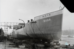 Magyarország, Budapest XIII., Újpesti-öböl, Ganz és Tsa. Villamossági-, Gép-, Waggon- és Hajógyár Rt. MFTR Buda (1937) áruszállító csavaros motorhajó (paklishajó) vízrebocsátás előtt. Leltári jelzet: MMKM TFGY 2017.1.257., 1937, Magyar Műszaki és Közlekedési Múzeum / Történeti Fényképek Gyűjteménye / Ganz gyűjtemény, Budapest, Buda hajó, Fortepan #122630