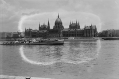 Hungary, Budapest I.,Budapest V., budai alsó rakpart, MFTR Hunor (1938) áruszállító csavaros motorhajó (paklishajó) a Dunán. Háttérben a Parlament., 1938, Magyar Műszaki és Közlekedési Múzeum / Történeti Fényképek Gyűjteménye / Ganz gyűjtemény, Budapest, Fortepan #122672